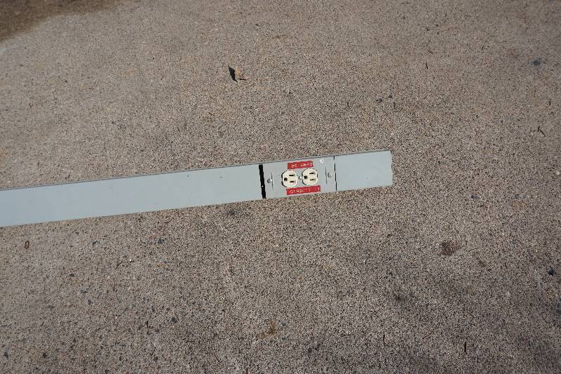 lot 22 image: 8 Metal 5 Station Electric Power Strip