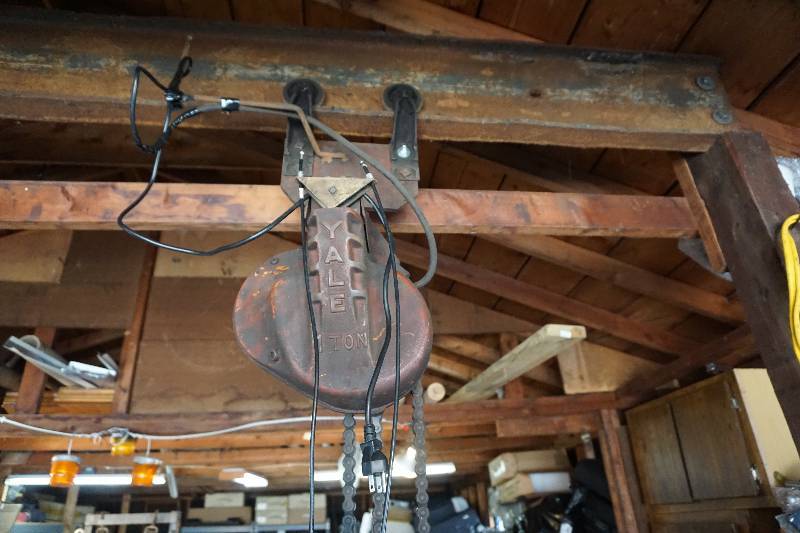 lot 2 image: Yale Model 1E13MAG5 1 Ton Electric Chain Hoist