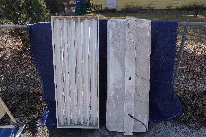 lot 23 image: Set of 2 - 4 Fluorescent Hanging Light Fixtures