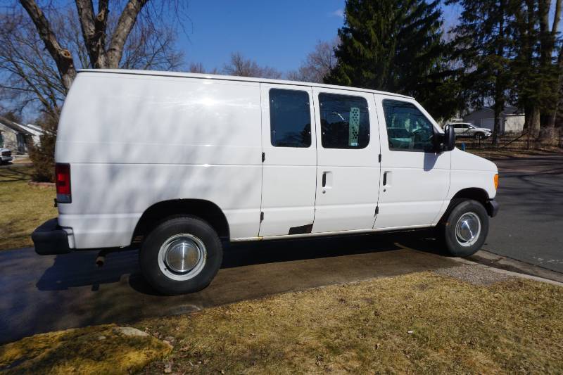 lot 1 image: 2006 Ford E250 Cargo Van
