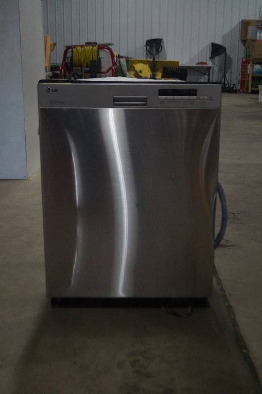 lot 19 image: LG Dishwasher in Stainless Steel with Stainless Steel Tub