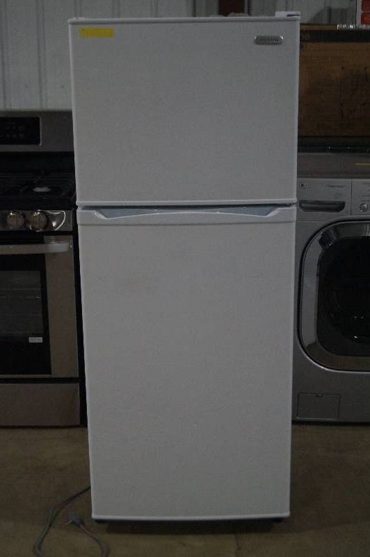 lot 26 image: Vissani Top Freezer Refrigerator in White