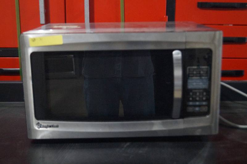 lot 34 image: Countertop Microwave in Stainless Steel