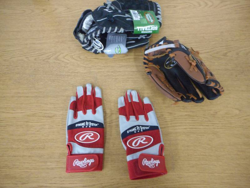 BASEBALL GLOVE LOT