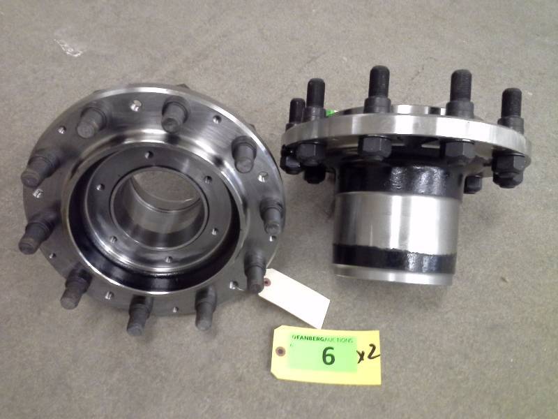 lot 6 image: HUB WHEEL FRONT WCUPS & STUDS 400S & UP GILLIG 82-19551-000