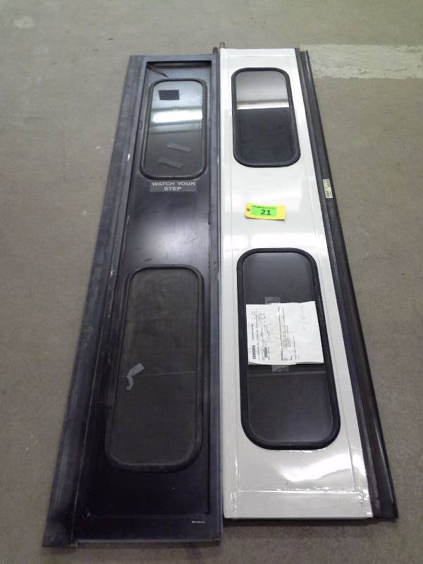 lot 21 image: DOOR ASSY EXIT DOOR #4 GILLIG 1700s-487 (COMPLETE ASSY)
