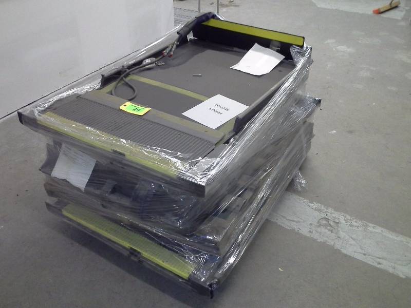 lot 29 image: PLATFORM ASSY WHEELCHAIR LIFT GILLIG  D183-0068  MDLE. LUO-51-03