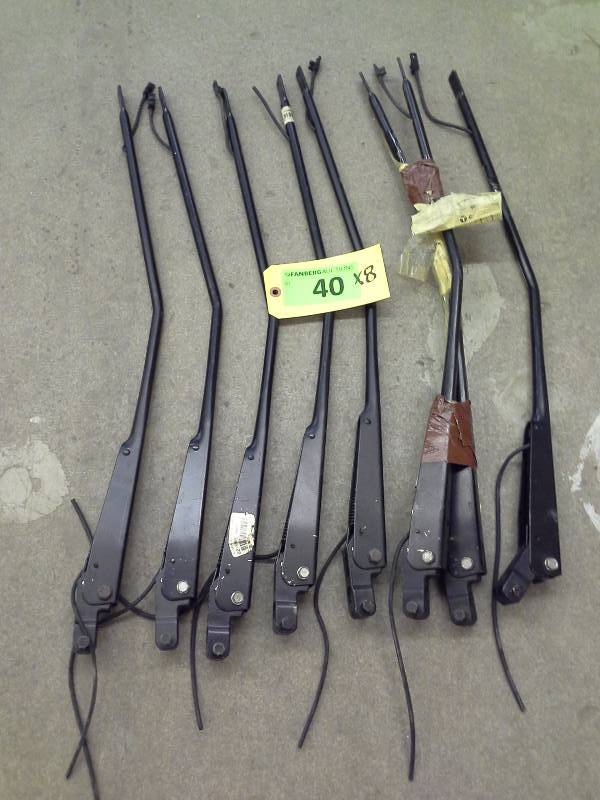 lot 39 image: ARM WINDSHIELD WIPER-DRIVERS SIDE GILLIG 82-08899-000