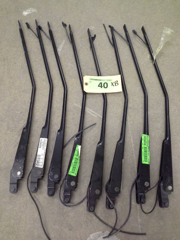 lot 40 image: ARM WINDSHIELD WIPER-DRIVERS SIDE GILLIG 82-08899-000