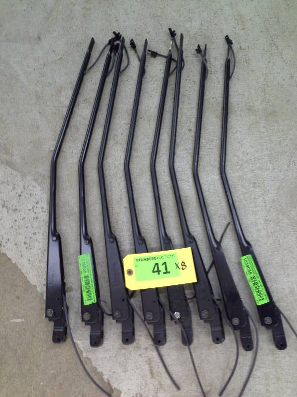 lot 41 image: ARM WINDSHIELD WIPER-DRIVERS SIDE GILLIG 82-08899-000