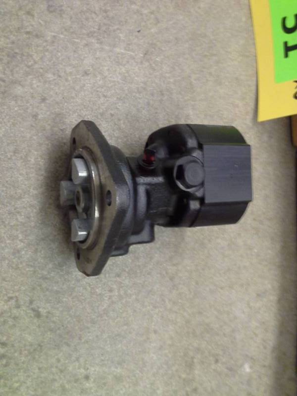 lot 51 image: PUMP FUEL SERIES 50 R23517845 (PORTS ON BACK)