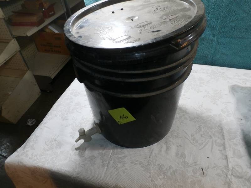 Bucket with spigot