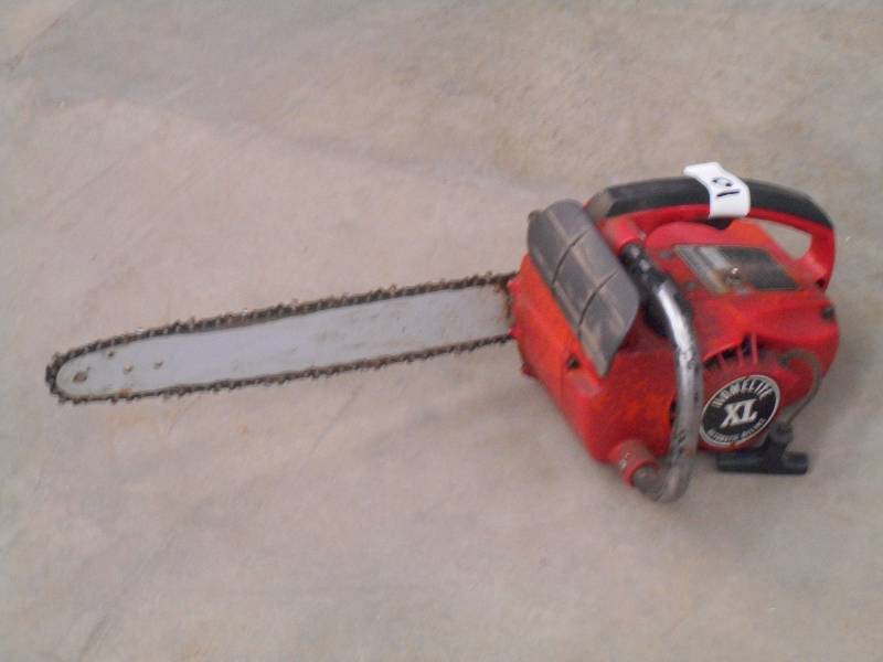 lot 10 image: Homelite XL 10618 Chainsaw, Running...
