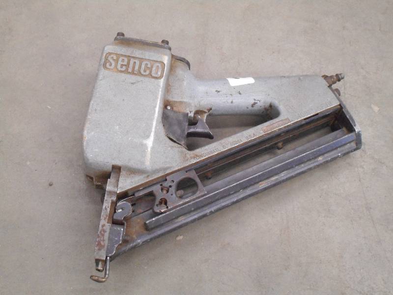 lot 20 image: Senco Pneumatic Brad Nailer ...