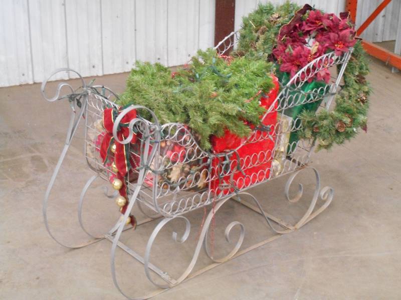 lot 31 image: Steel 4ft Sleigh With Ornamental Gi...