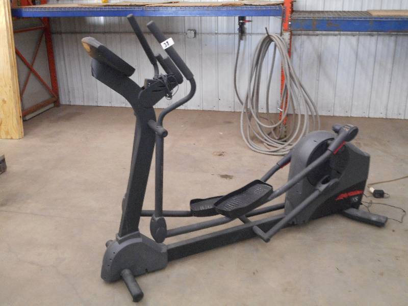 lot 38 image: Life Fitness Eliptical Machine With...
