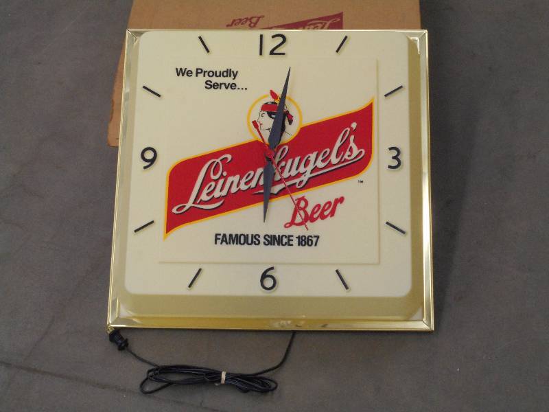 lot 75 image: Leinenkugels Beer Clock, Like New, ...