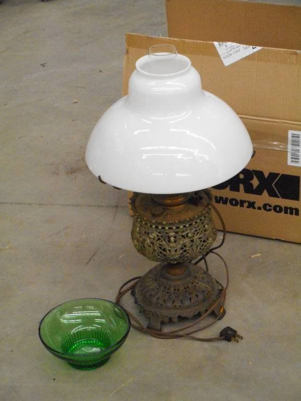 lot 80 image: Lot Of (1) Glass Bowl & (1) Vintag...