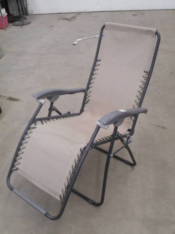 lot 112 image: Deluxe Folding PatioBeach Chair ...