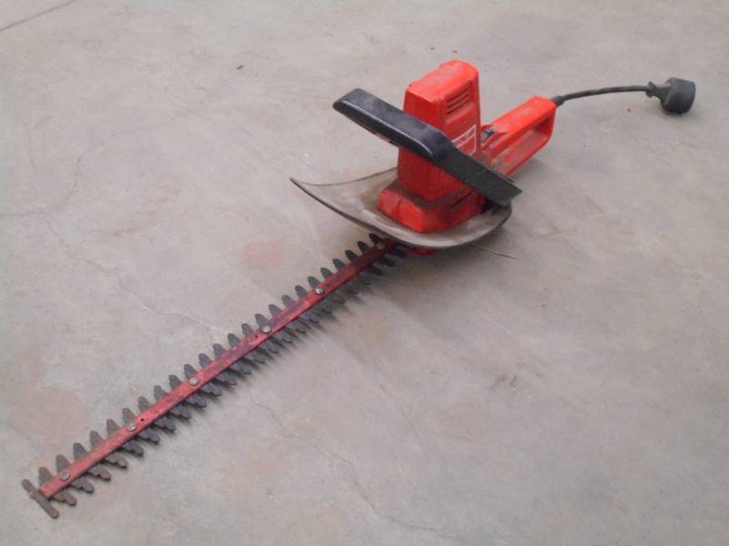 lot 118 image: K&S 19 Electric Hedge Trimmer ...