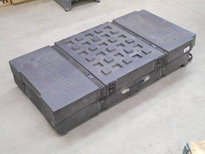 lot 100 image: Featherlite 24x48 Plastic Shippin...