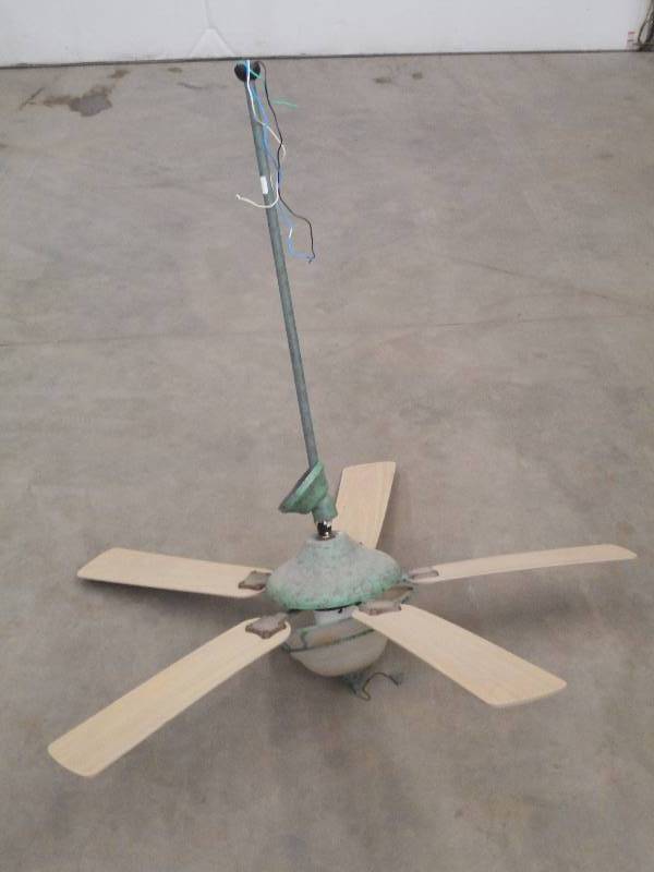 lot 96 image: Hunter 120Volt Ceiling Fan With Lig...