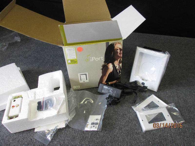 lot 4 image: I Port IW-3 iPod dock, appears new,...