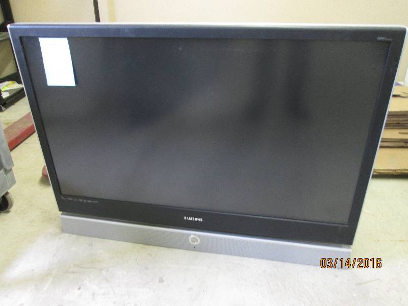 lot 54 image: Samsung HL-R5067W TV, nice looking,...