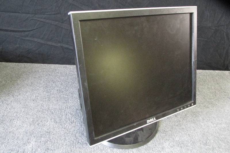 lot 67 image: Dell 17 flat screen computer monit...