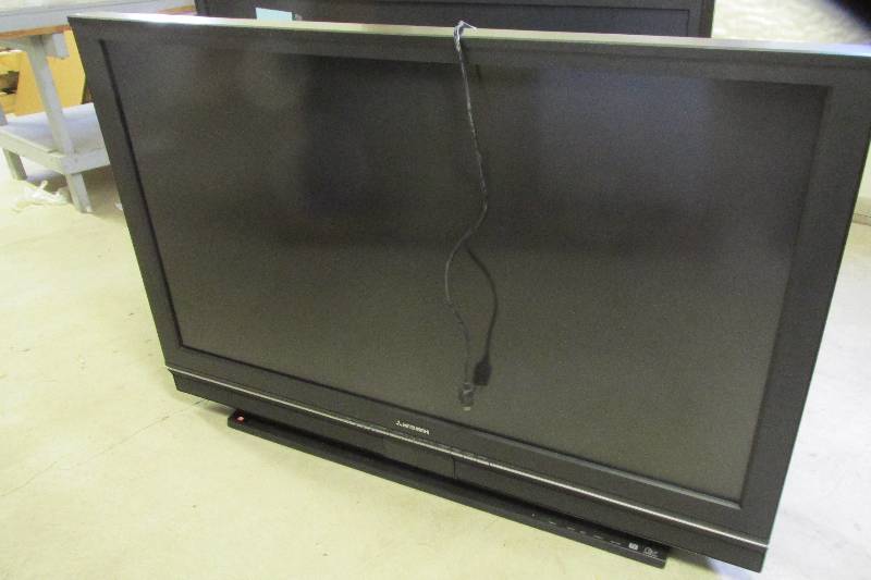 lot 75 image: Mitsubishi TV Model WD-52658 works,...