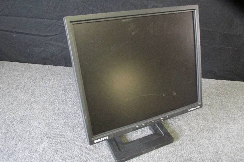 lot 77 image: Samsung SyncMaster 172N flat screen...