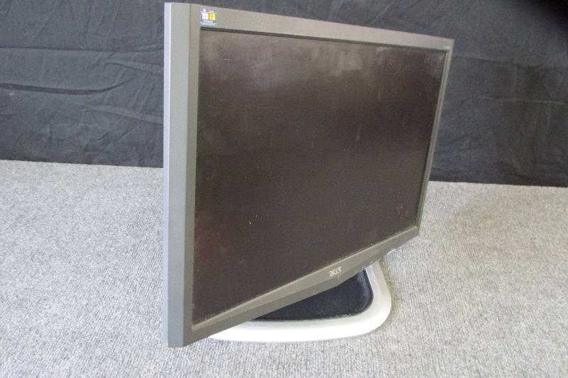 lot 89 image: Acer X193w flat screen 19 works...