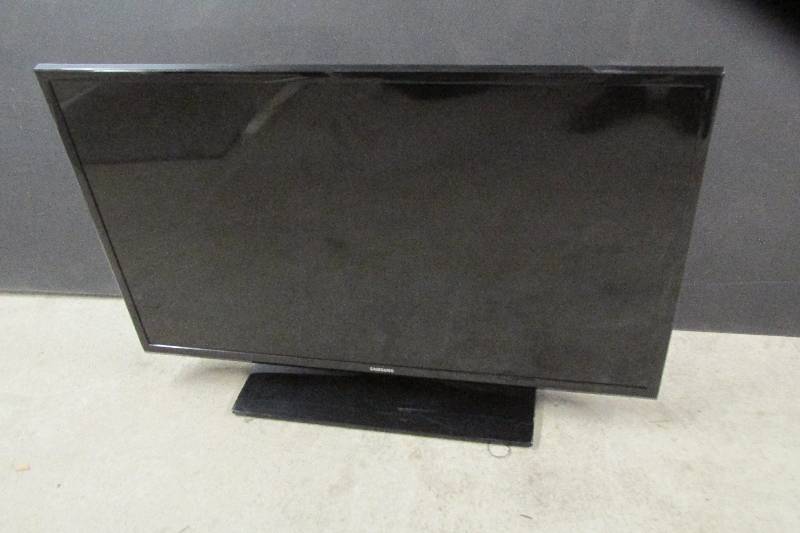 lot 113 image: Samsung 39 UN39FH5000F flat screen...