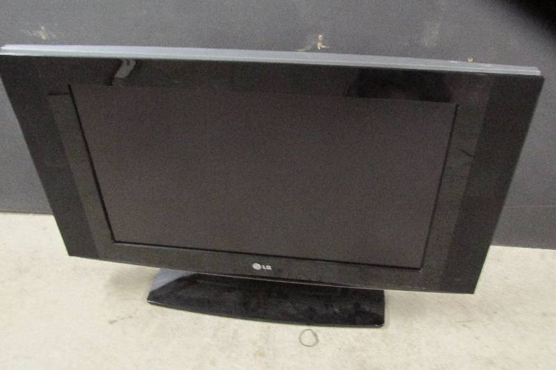 lot 115 image: LG 26 26LX1D-UA flat screen TV doe...