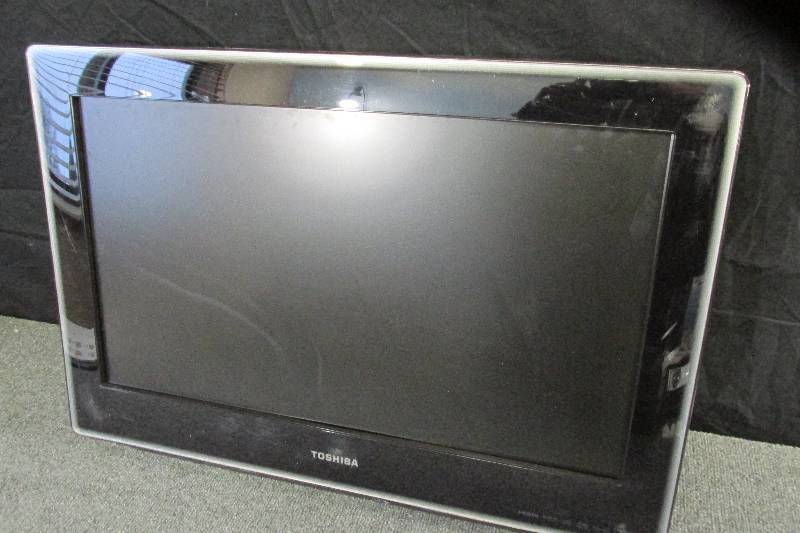 lot 116 image: Toshiba 26 LCD TV DVD combination ...