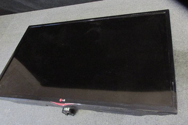 lot 117 image: LG 39LN5300-UB 38 screen broken, p...