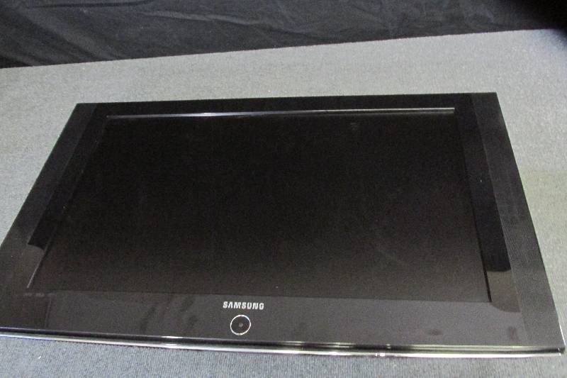lot 118 image: Samsung 32 LN-T3242H flat screen T...