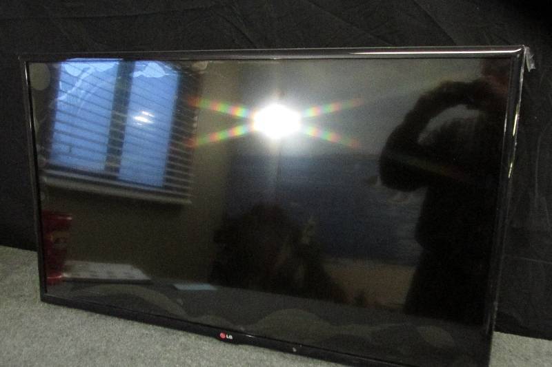lot 120 image: LG 42 flat screen TV broken screen...