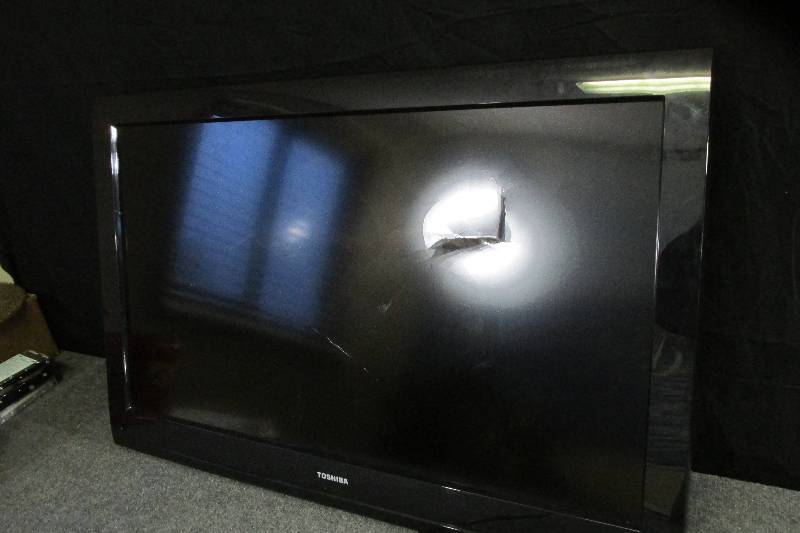 lot 121 image: Toshiba 40 40FT1U TV powers on, br...
