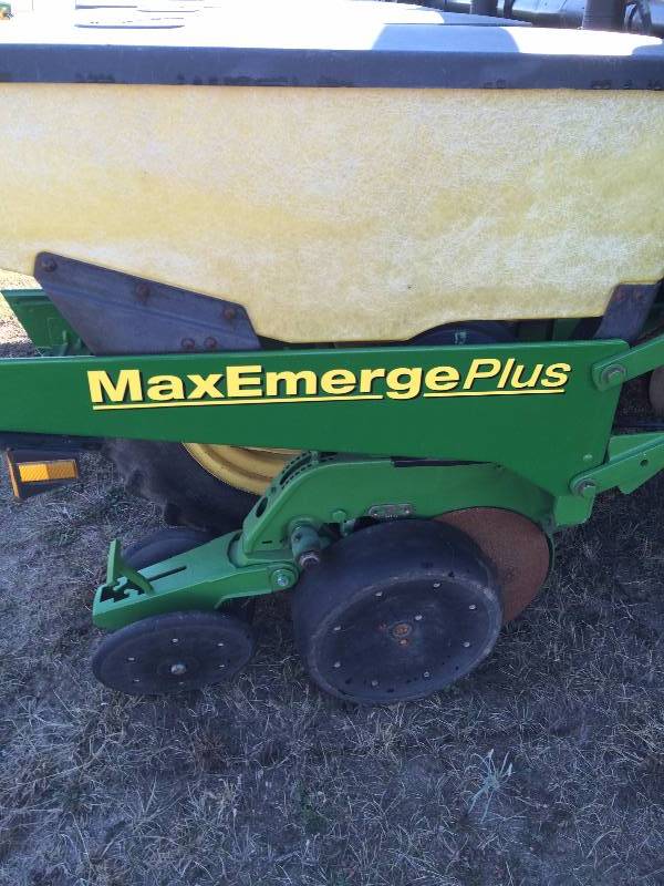 lot 16 image: John Deere 1770 16 Row Planter