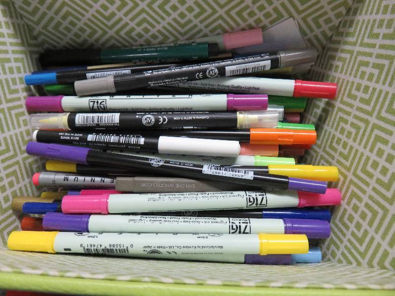 Large lot of scrapbooking markers