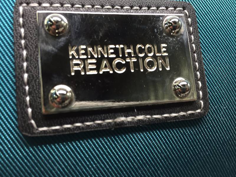 lot 59 image: KENNETH COLE REACTION LUGGAGE SET 4PC