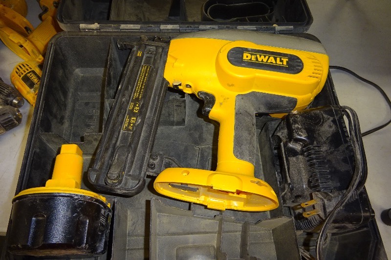 lot 5 image: Dewalt 18 volt nail gun