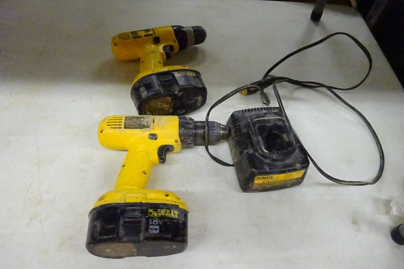 lot 18 image: 18 volt Dewalt 12 drill with battery works