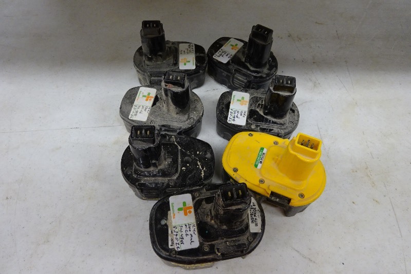 lot 22 image: 14.4 Volt batteries all took a charger