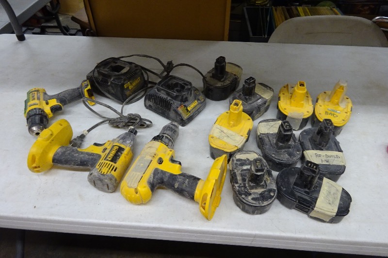 lot 23 image: 18 Volt Dewalt batteries Lot of 9 all say bad
