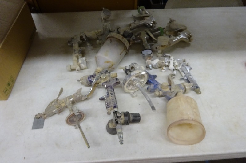 lot 25 image: Variety of paint guns