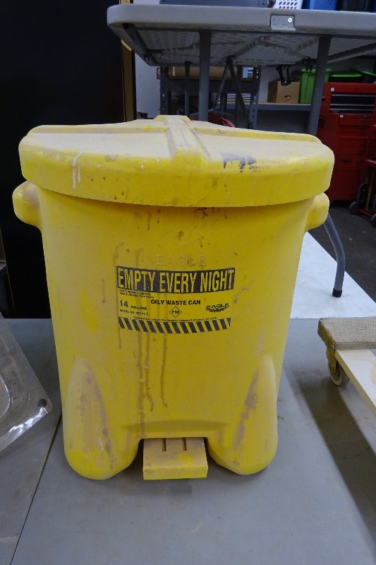 lot 39 image: 14 gal pedal oily waste can