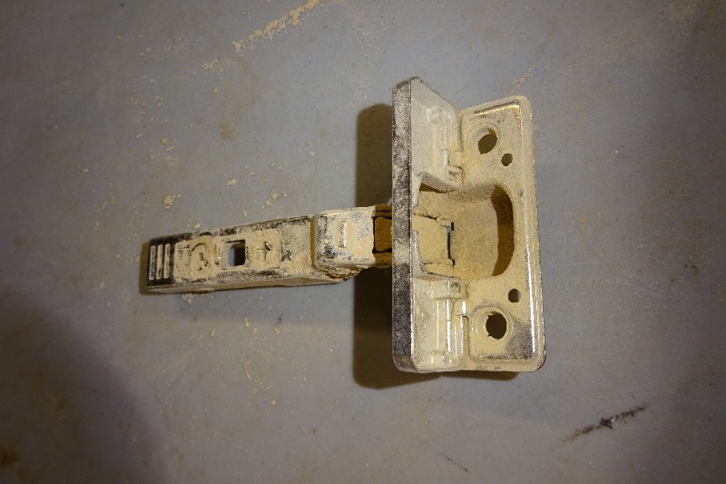 lot 46 image: Bin of cabinet hinges