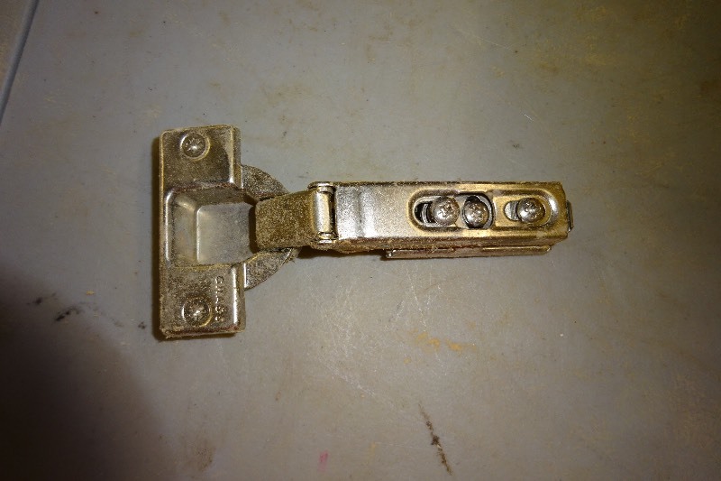 lot 48 image: Bin of cabinet hinges
